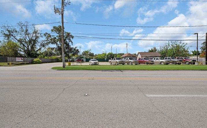 Pictures of Mixed Use, Office, Retail, Special Purpose property located at REDUCED! 811 N Main St, Baytown, TX 77520 for sales - image #1