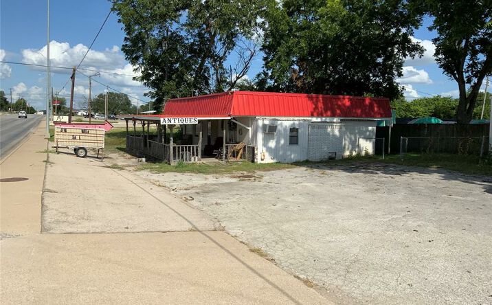 Pictures of Retail property located at 800 W Central Ave, Comanche, TX 76442 for sales - image #1