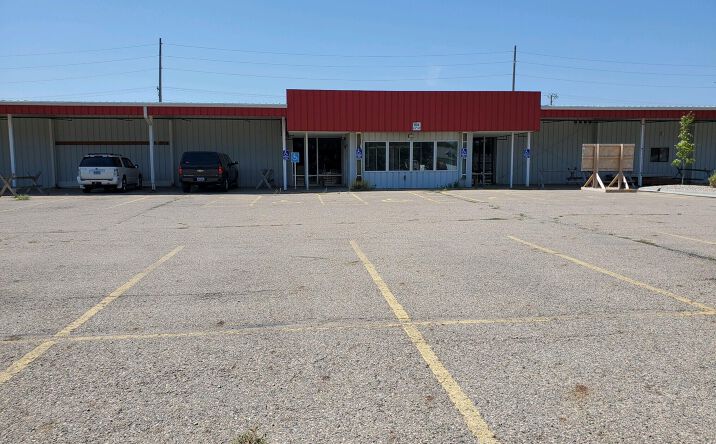 Pictures of Retail property located at 806 S 5th St, Aberdeen, SD 57401 for sales - image #1