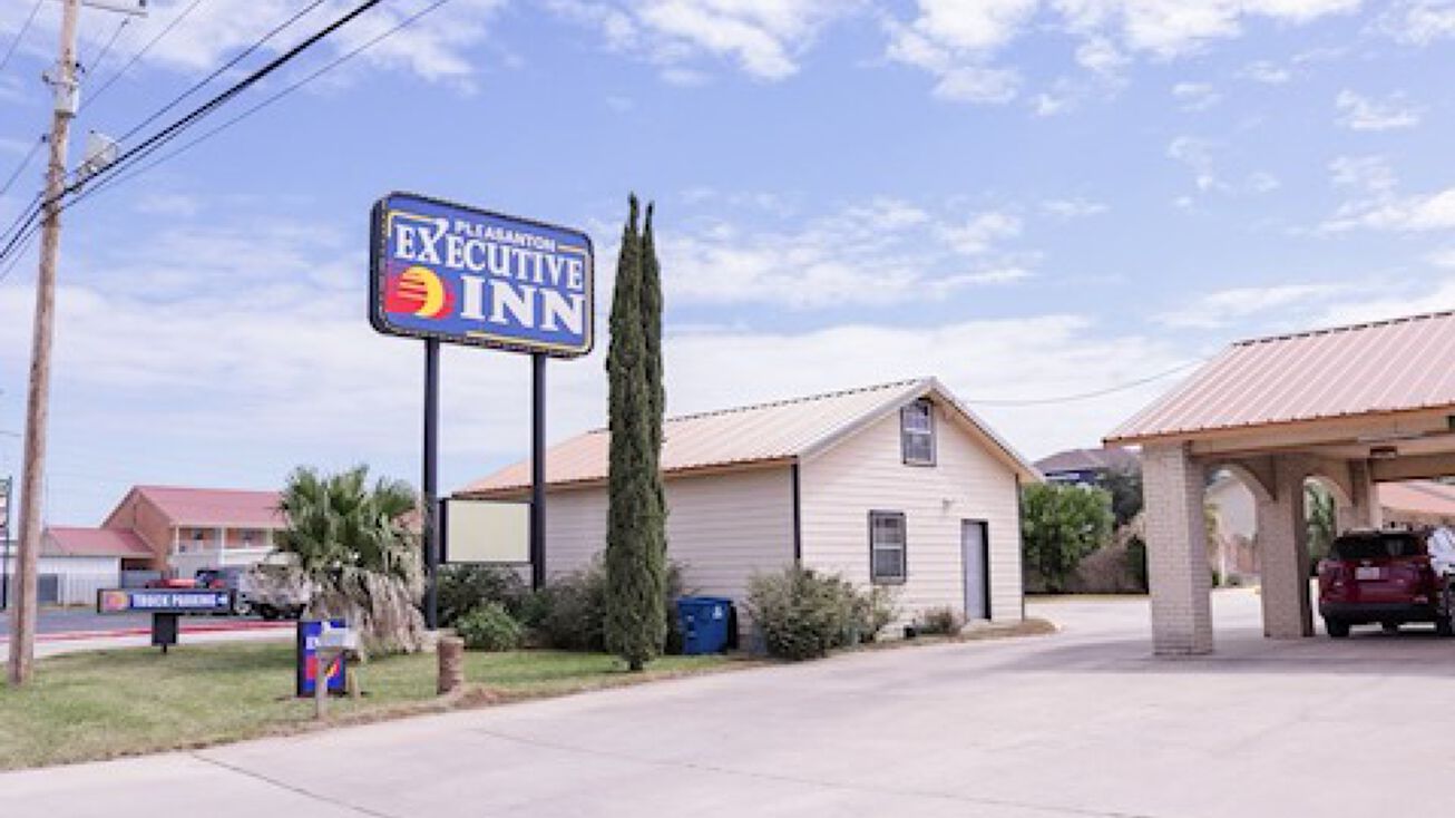 1927 W Oaklawn Rd, Pleasanton, TX 78064