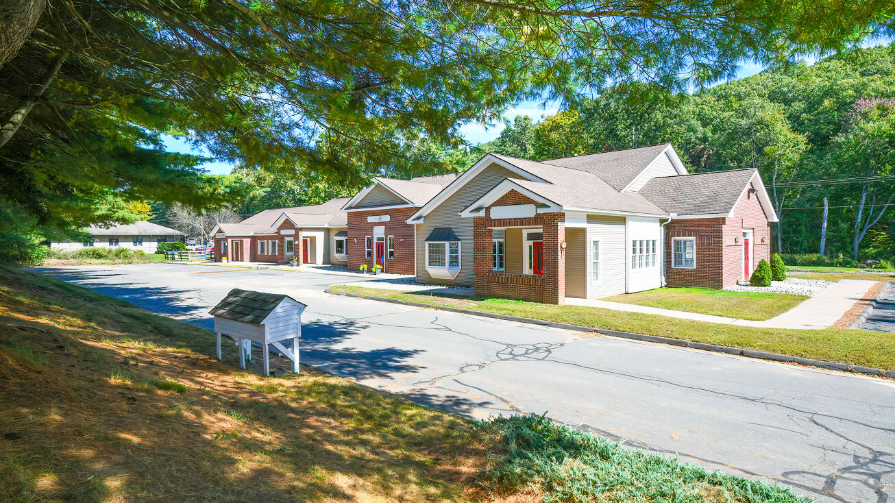 Pictures of Retail property located at 85 River Rd, Canton, CT 06019 for sales - image #1