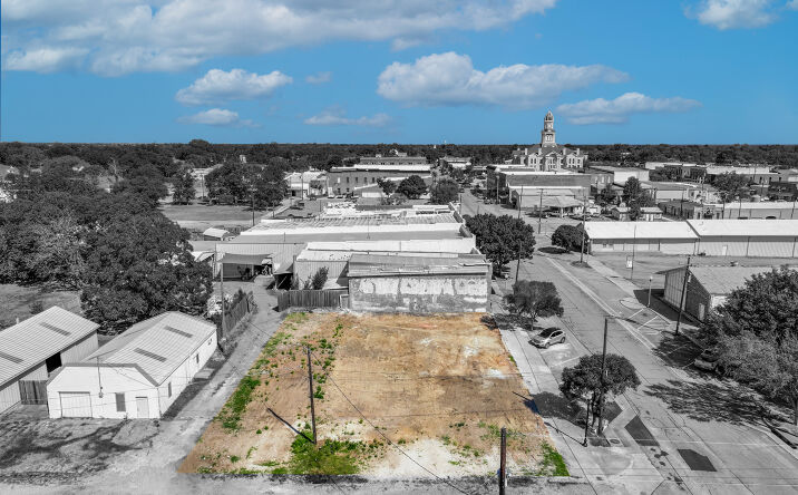 Pictures of Land property located at 201 N Main St, Bonham, TX 75418 for sales - image #1