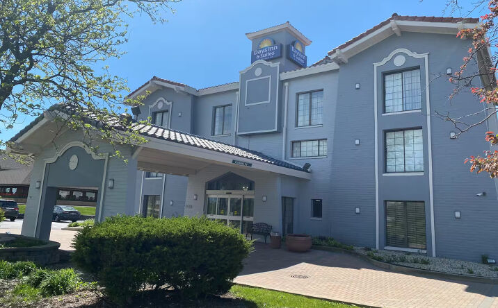 Pictures of Hospitality property located at 1415 W Dundee Rd, Arlington Heights, IL 60004 for sales - image #1