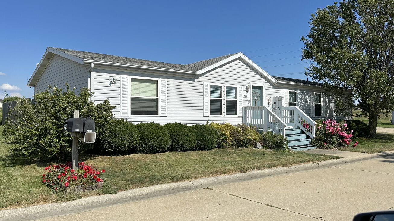 Pictures of Mobile Home Park property located at 3710 Daffodil Dr, Bloomington, IL 61705 for sales - image #1