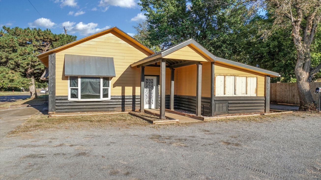 914 Court Ave, Clinton, OK 73601