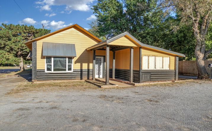 Pictures of Office, Retail, Special Purpose property located at 914 Court Ave, Clinton, OK 73601 for sales - image #1