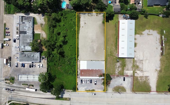 Pictures of Industrial, Retail property located at 3337 Pinemont Dr, Houston, TX 77018 for sales - image #1