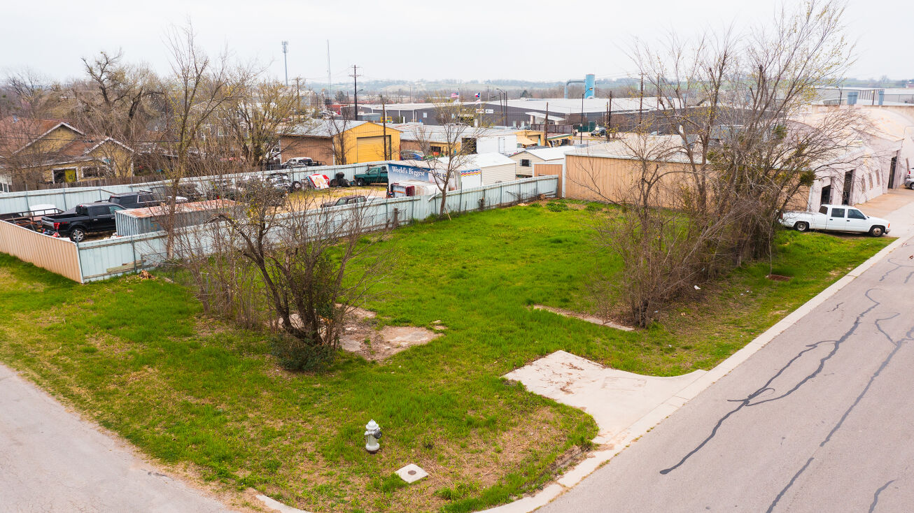 208 Edmond St, Taylor, TX 76574