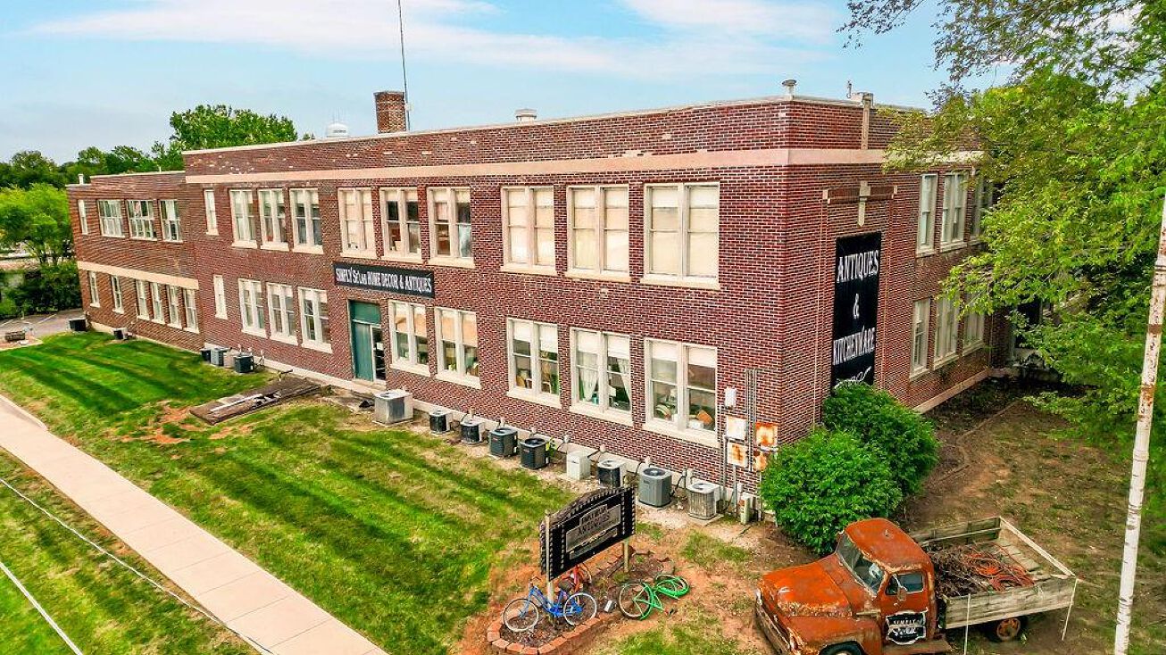 5 S Peoria Street, Louisburg, KS 66053