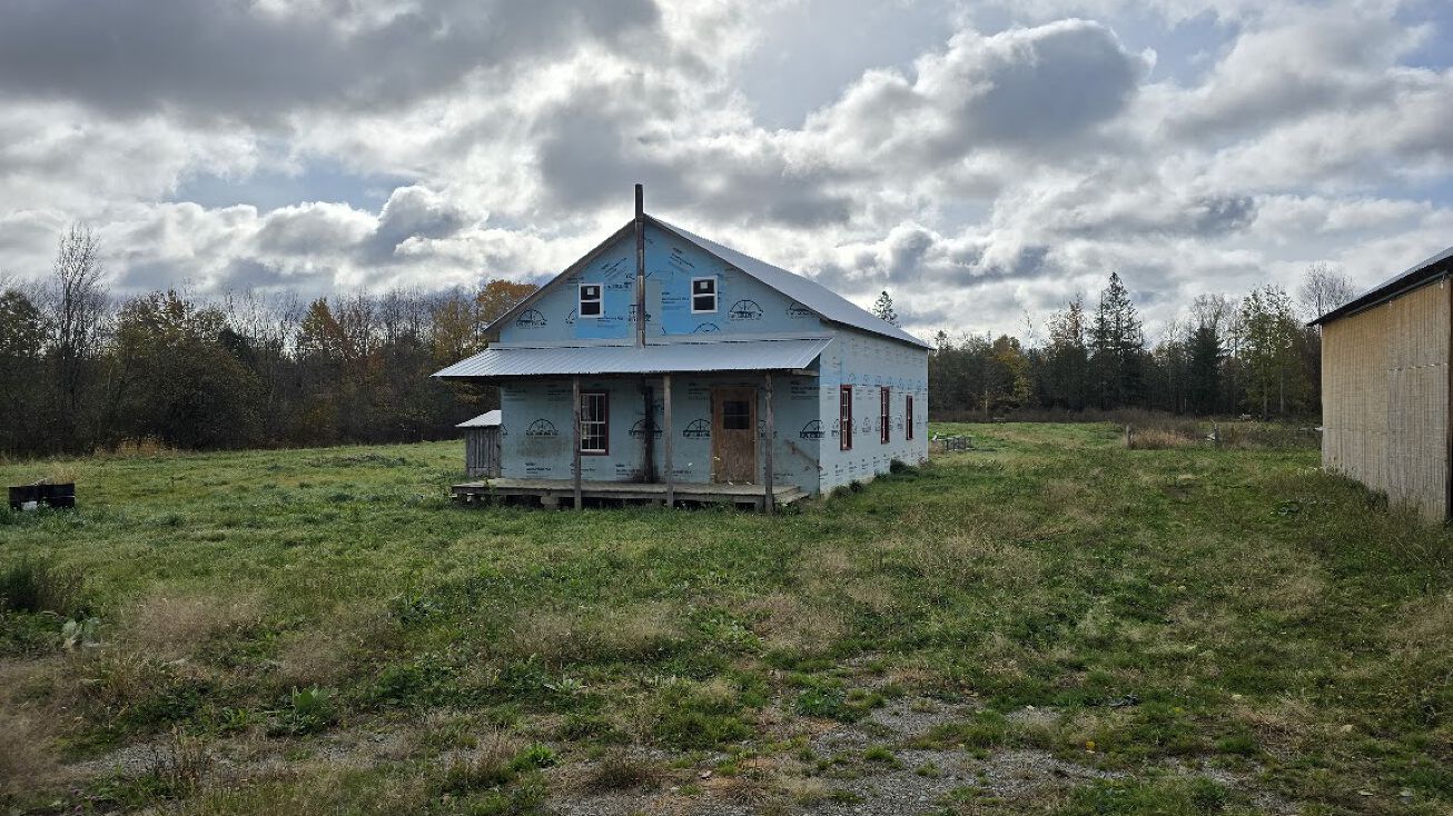 127 E Rd, Bradford, ME 04410