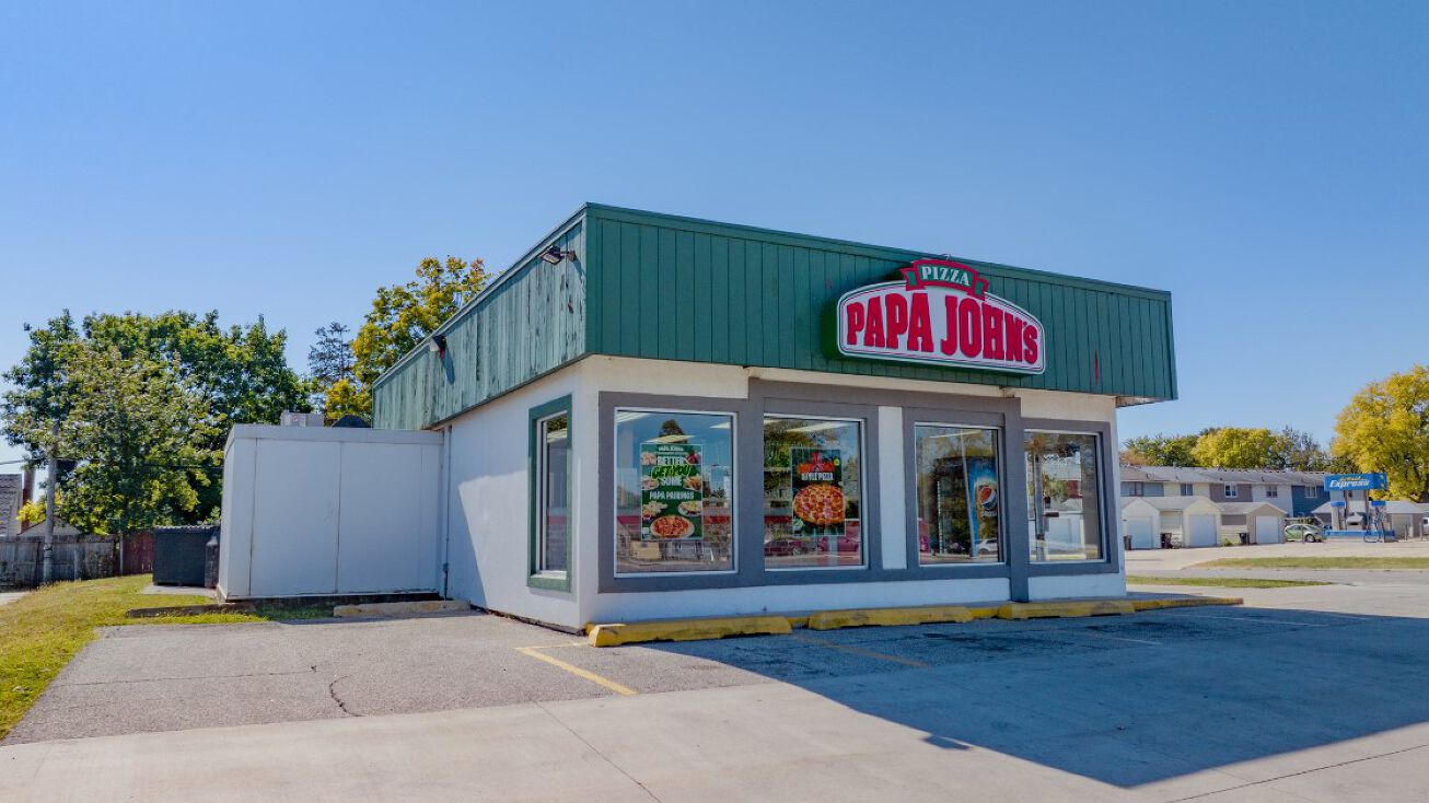 1322 W 1st St, Cedar Falls, IA 50613