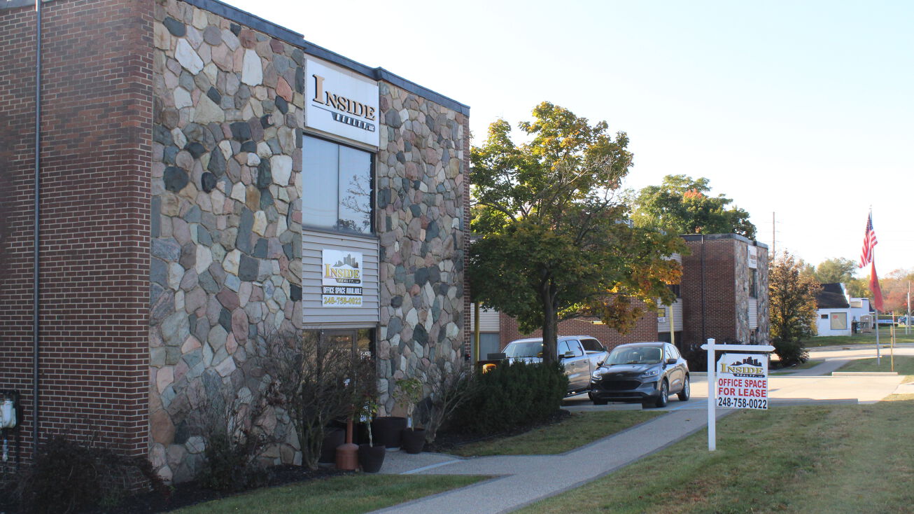 1877 Orchard Lake Rd, Sylvan Lake, MI 48320