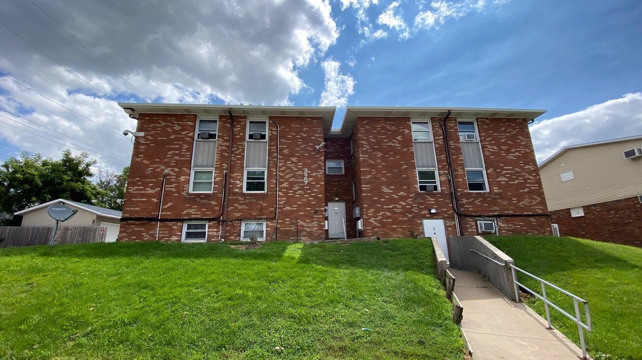 3567 KIMBERLY DOWNS Road, Davenport, IA 52807