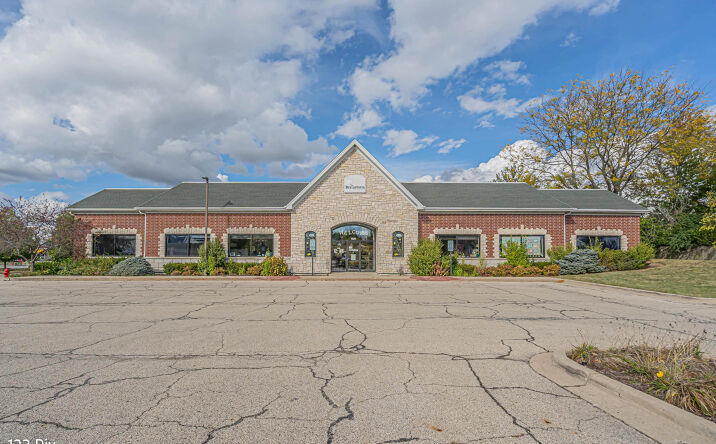 Pictures of Hospitality, Mixed Use, Office, Retail property located at 625 Bridgeport Terrace, Lindenhurst, IL 60046 for sales - image #1