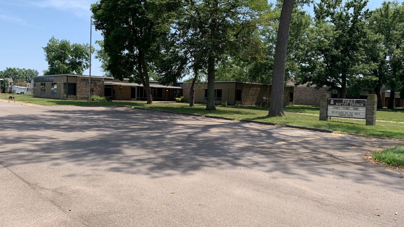 4049 Longmeadow Dr, Trenton, MI 48183