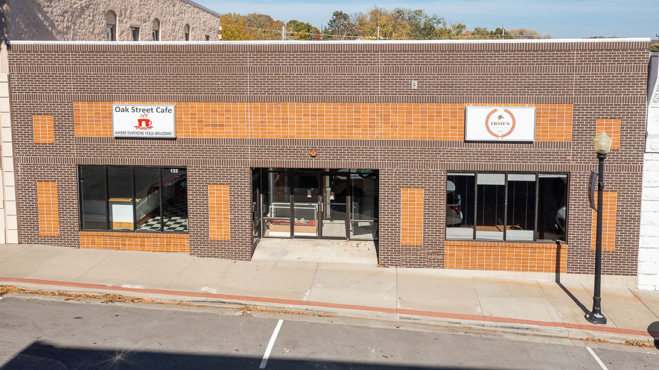 133 Oak St, Bonner Springs, KS 66012