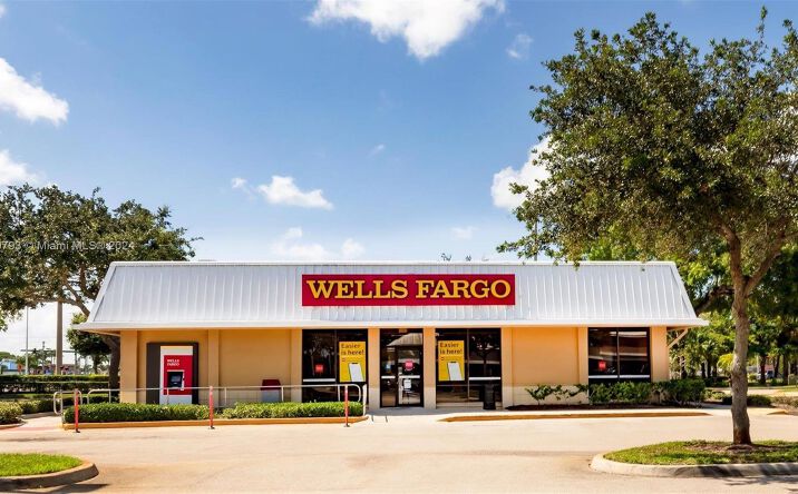 Pictures of Retail property located at 5547 SE Federal Hwy, Stuart, FL 34997 for sales - image #1