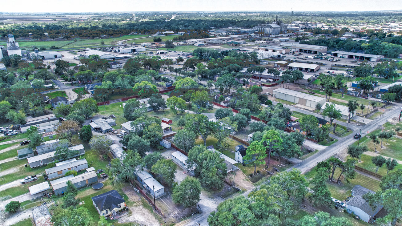 914 E Calhoun St, El Campo, TX 77437