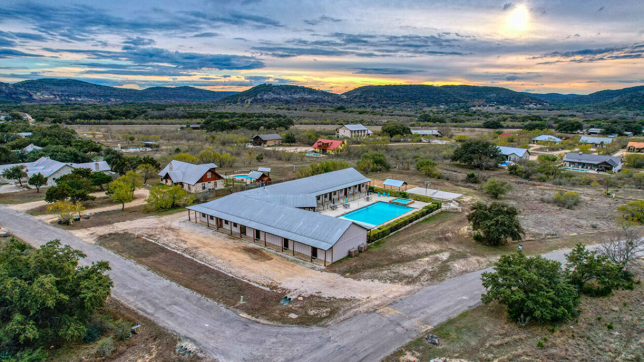 16 Mountain Laurel Ln, Sabinal, TX 78881