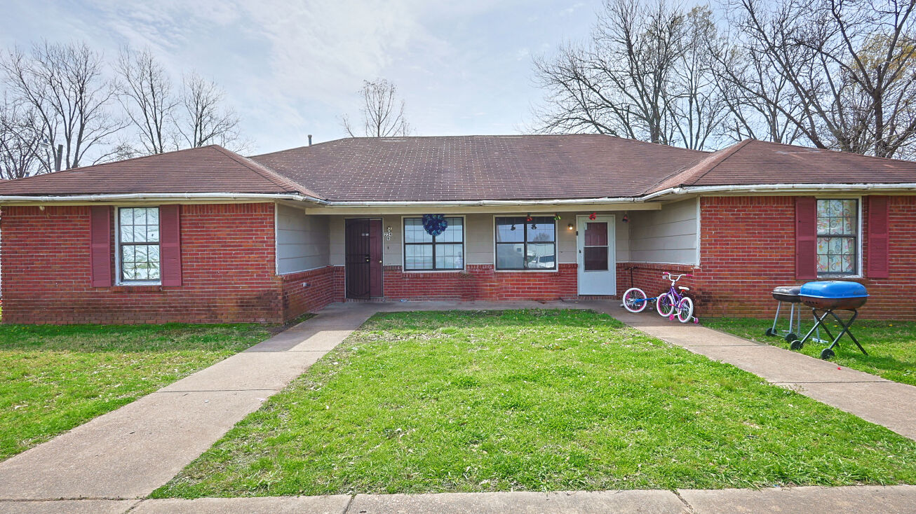 Pictures of Multifamily property located at 224 Tyler St, Leland, MS 38756 for sales - image #1