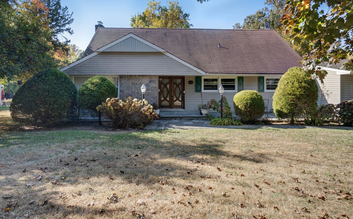 Pictures of Multifamily property located at 15 High Pine Rd, Glen Cove, NY 11542 for sales - image #1