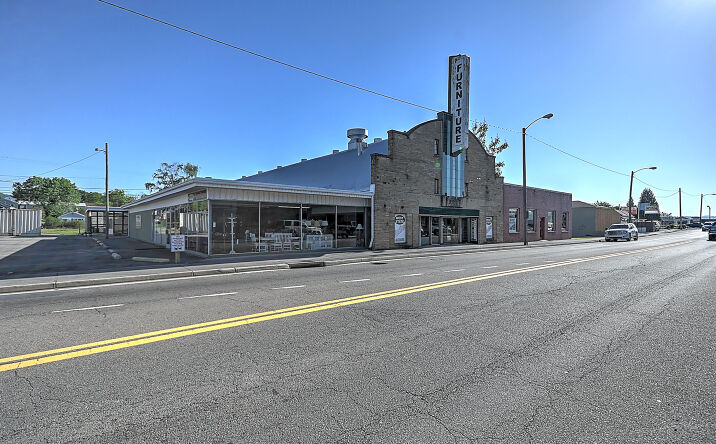 Pictures of Retail property located at 1615 W State St, Bristol, VA 24201 for sales - image #1