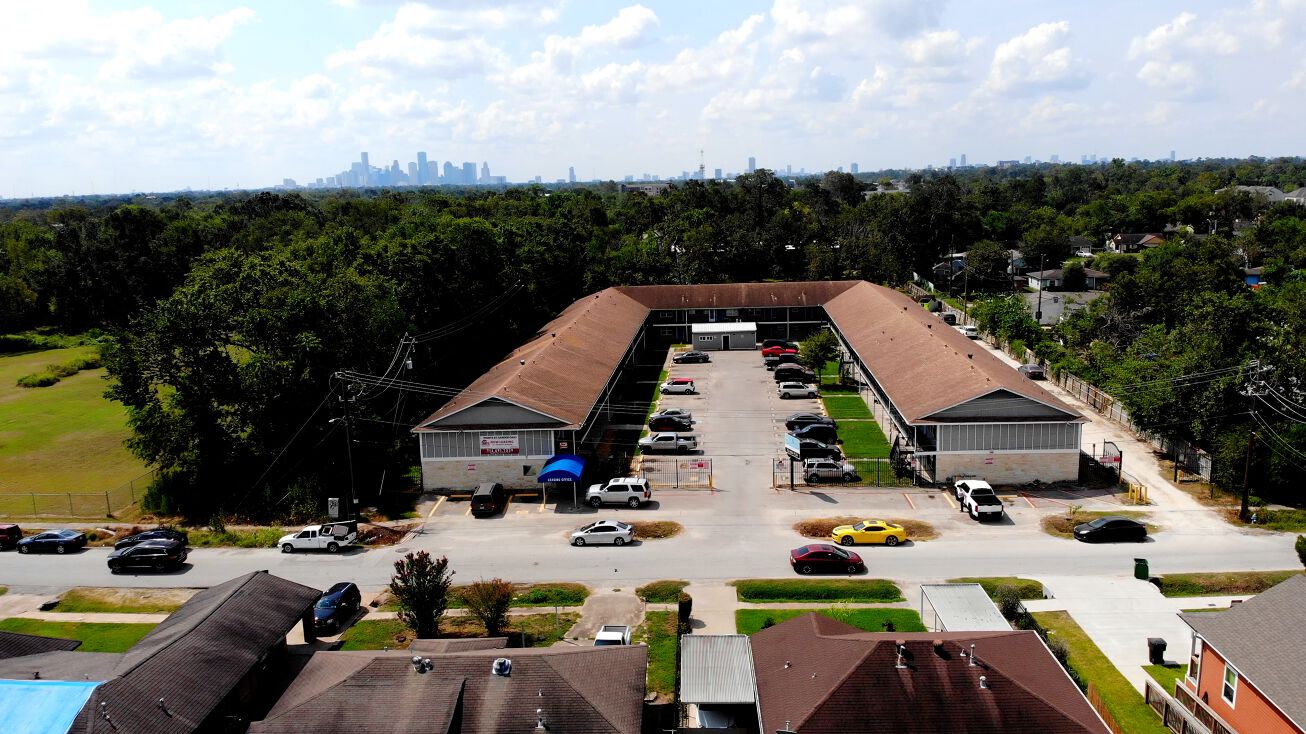 300 Victoria Dr, Houston, TX 77022