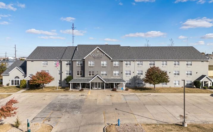 Pictures of Hospitality property located at 4025 Hammond Ave, Waterloo, IA 50702 for sales - image #1