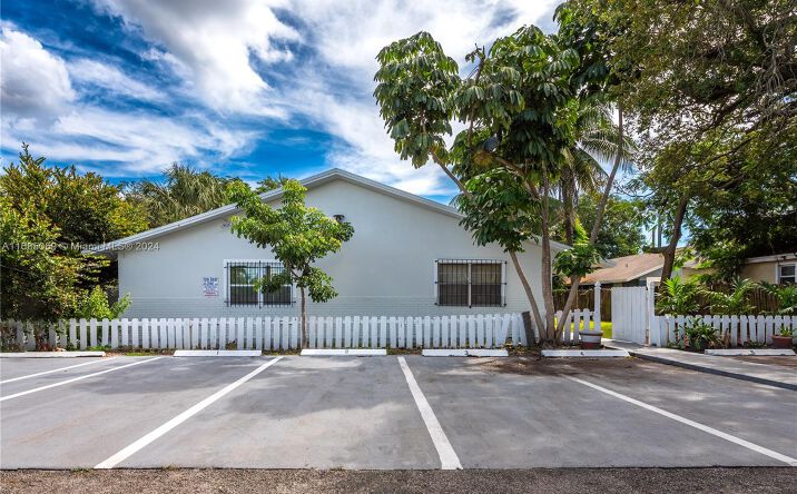 Pictures of Multifamily property located at 1106 NE 5th Ave # 5, Fort Lauderdale, FL 33304 for sales - image #1