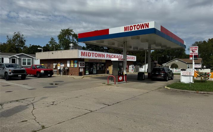 Pictures of Retail property located at 201 S Park St, Sesser, IL 62884 for sales - image #1