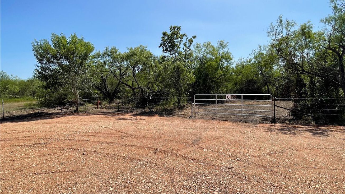 521 Mead Rd, Victoria, TX 77905