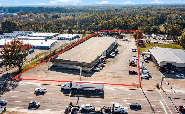 Pictures of Retail property located at 2058 Hollywood Dr, Jackson, TN 38305 for sales - image #1