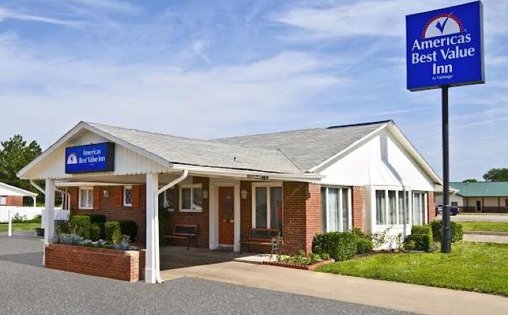 Pictures of Hospitality property located at 1617 N Summit St, Arkansas City, KS 67005 for sales - image #1