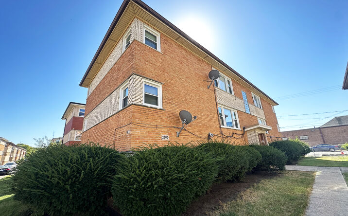 Pictures of Multifamily property located at 2106 135th Pl, Blue Island, IL 60406 for sales - image #1