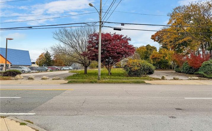 Pictures of Land, Office, Retail property located at 149 W Main Road, Middletown, RI 02842 for sales - image #1