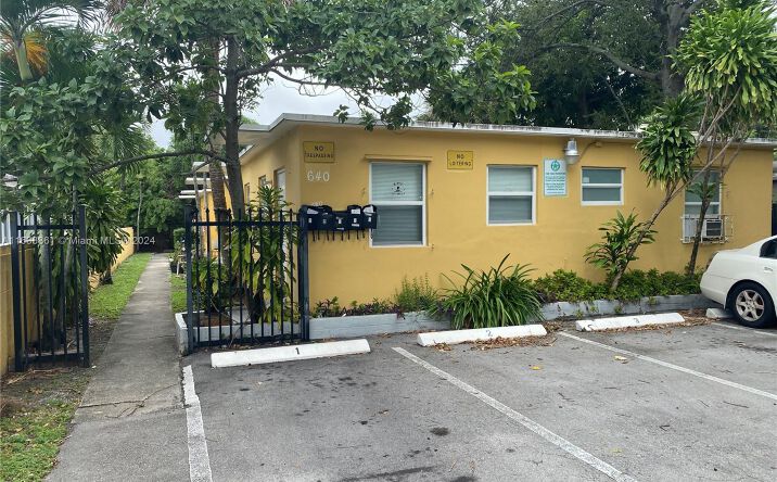 Pictures of Multifamily property located at 640 NW 10th Ter, Fort Lauderdale, FL 33311 for sales - image #1