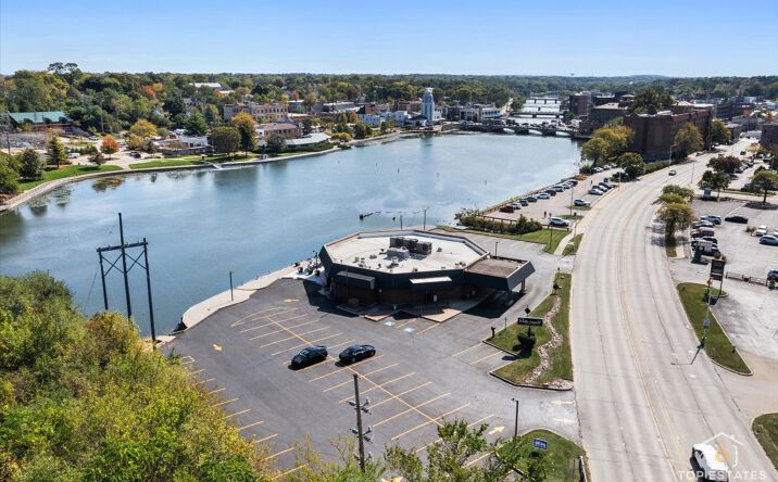 Pictures of Retail property located at 320 N 2nd St, St. Charles, IL 60174 for sales - image #1