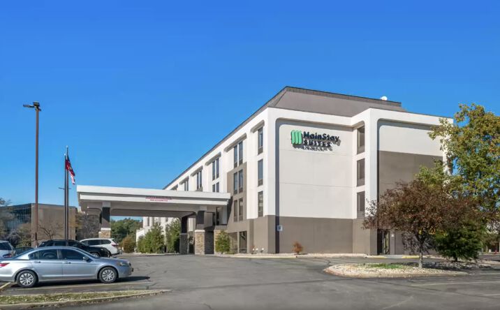 Pictures of Hospitality property located at 3185 S Dirksen Pkwy, Springfield, IL 62703 for sales - image #1