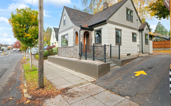 Pictures of Office, Retail property located at 3033 NE Broadway, Portland, OR 97232 for sales - image #1