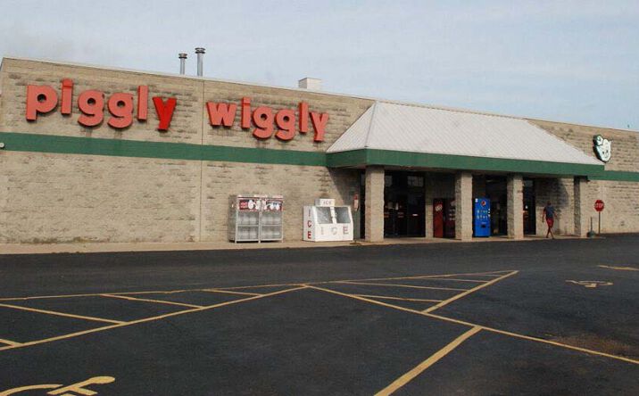 Pictures of Retail property located at 1919 N Shawano St, New London, WI 54961 for sales - image #1