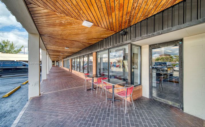 Pictures of Retail property located at Pizzeria Take Out For Sale In Pinecrest, Pinecrest, FL 33156 for sales - image #1