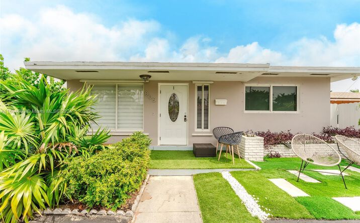 Pictures of Multifamily property located at 805 NE 6th St, Hallandale Beach, FL 33009 for sales - image #1