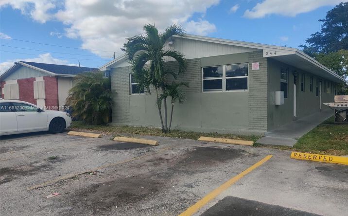 Pictures of Multifamily property located at 844 SW 10th St, Hallandale Beach, FL 33009 for sales - image #1