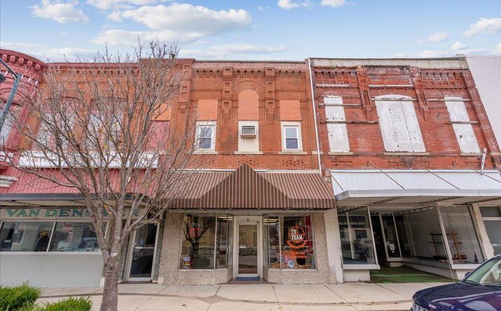 Pictures of Retail property located at 3 E Charles, Oelwein, IA 50662 for sales - image #1