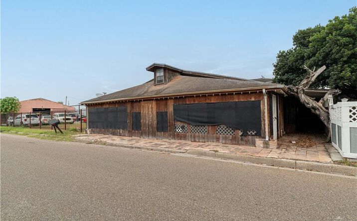 Pictures of Retail property located at 114 S 7th Street, Donna, TX 78537 for sales - image #1