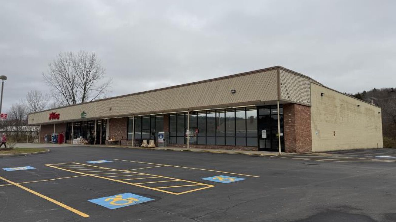 Pictures of Retail, Mixed Use property located at 82 Route 15 West, Hardwick, VT 05843 for sales - image #1