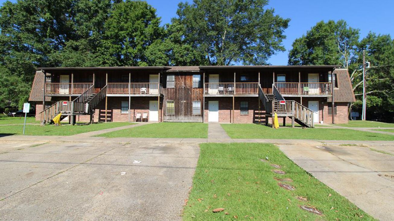 Pictures of Multifamily property located at 1024 N 1st Ave, Laurel, MS 39440 for sales - image #1