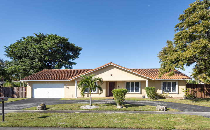 Pictures of Senior Living property located at 621 NW 76th Ave, Plantation, FL 33324 for sales - image #1