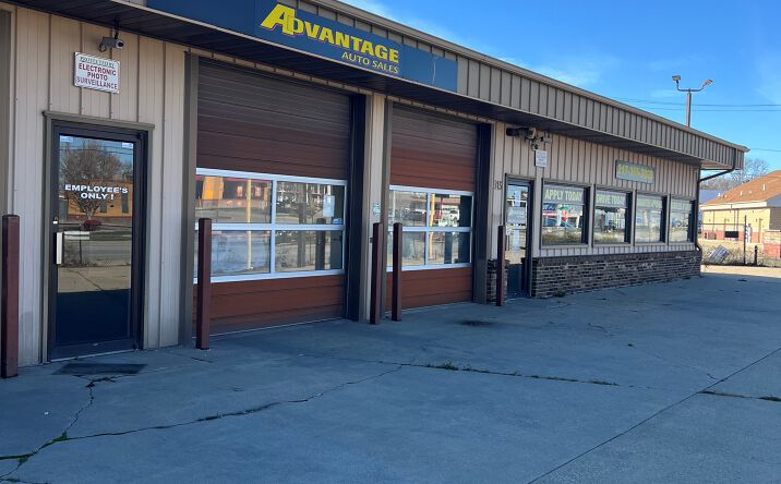 Pictures of Industrial property located at 915 W Bloomington Rd, Champaign, IL 61821 for sales - image #1