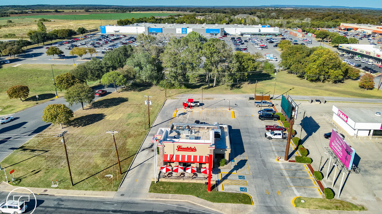 Pictures of Retail property located at 305 W Commerce St, Brownwood, TX 76801 for sales - image #1